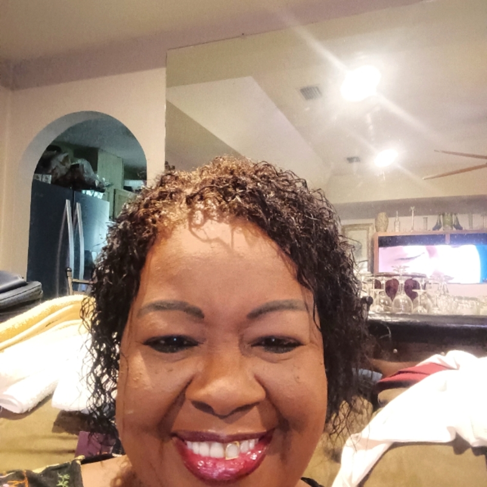 I'm Mandy and I'm poshing women, men and kid's apparel. Take a look!